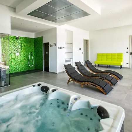 Rita Pool & Nocleg ze śniadaniem *